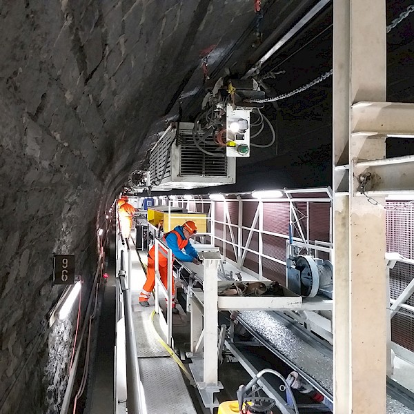 Fahrbahnerneuerung im Lötschberg-Scheiteltunnel